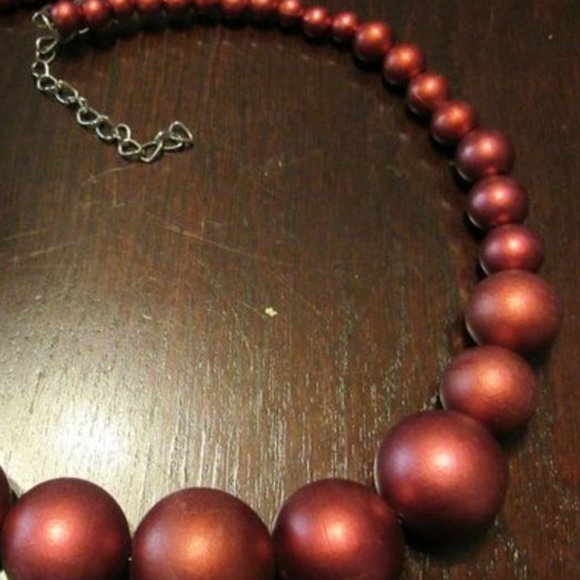 🍒 Sophisticated Cranberry Red Beaded Wired Necklace - Picture 11 of 12